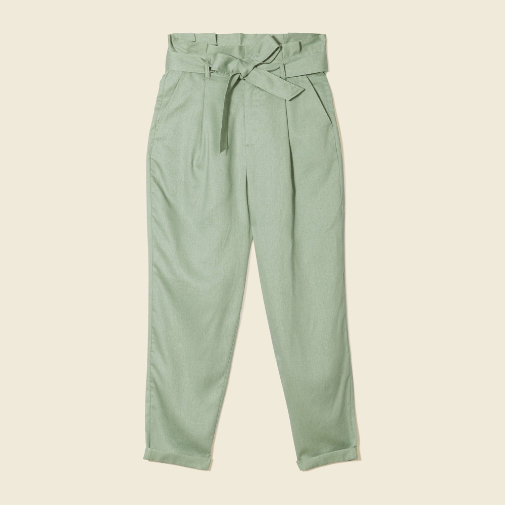 Pantalon large (wide-leg) de couleur menthe, à taille haute, doté d'une ceinture à nouer. 