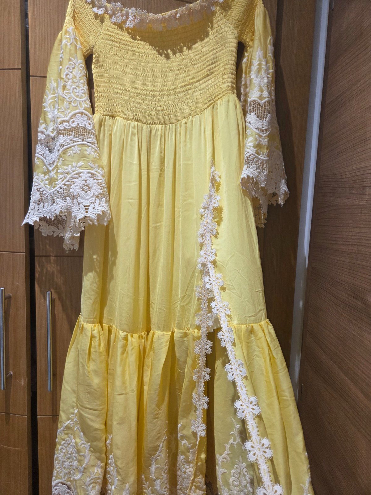 Robe longue jaune avec fente