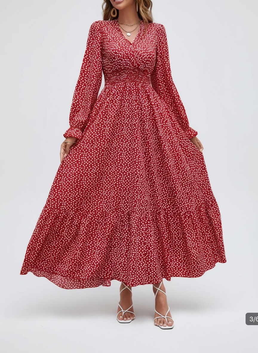 Robe rouge fleuri en blanc