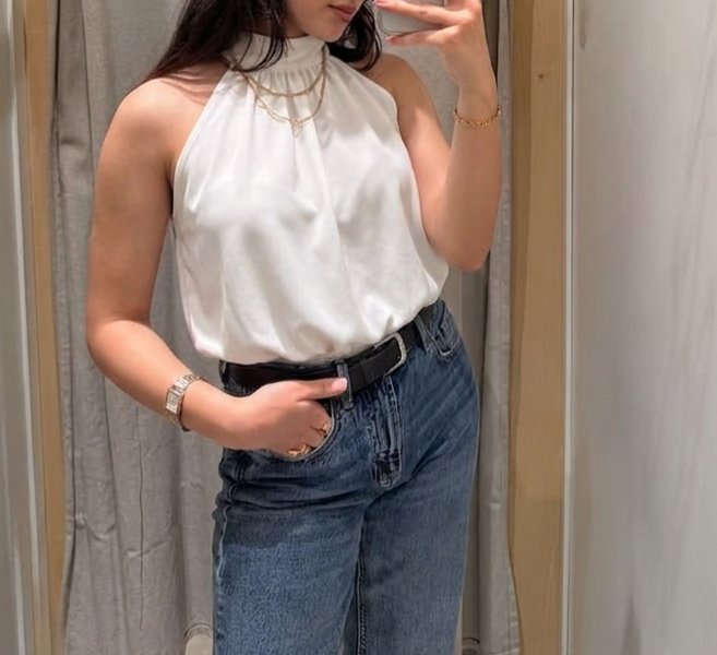 Haut blanc à col halter, avec un col montant, dos nu et des détails plissés 🥰