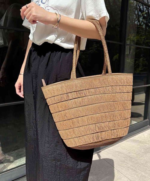 Grand sac cabas style couffin en paille à franges, l'accessoire bohème-chic incontournable pour cet été