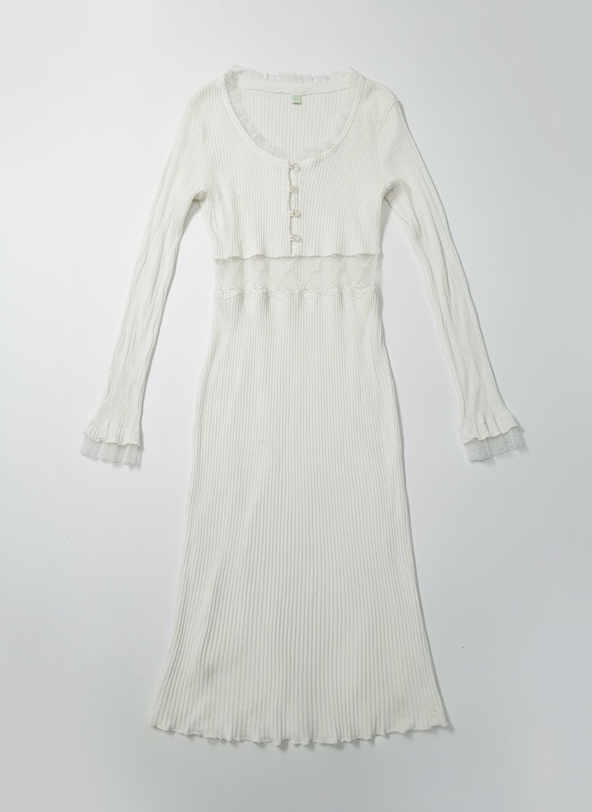 Robe blanche en coton boutonné avec une bande en dentelle 