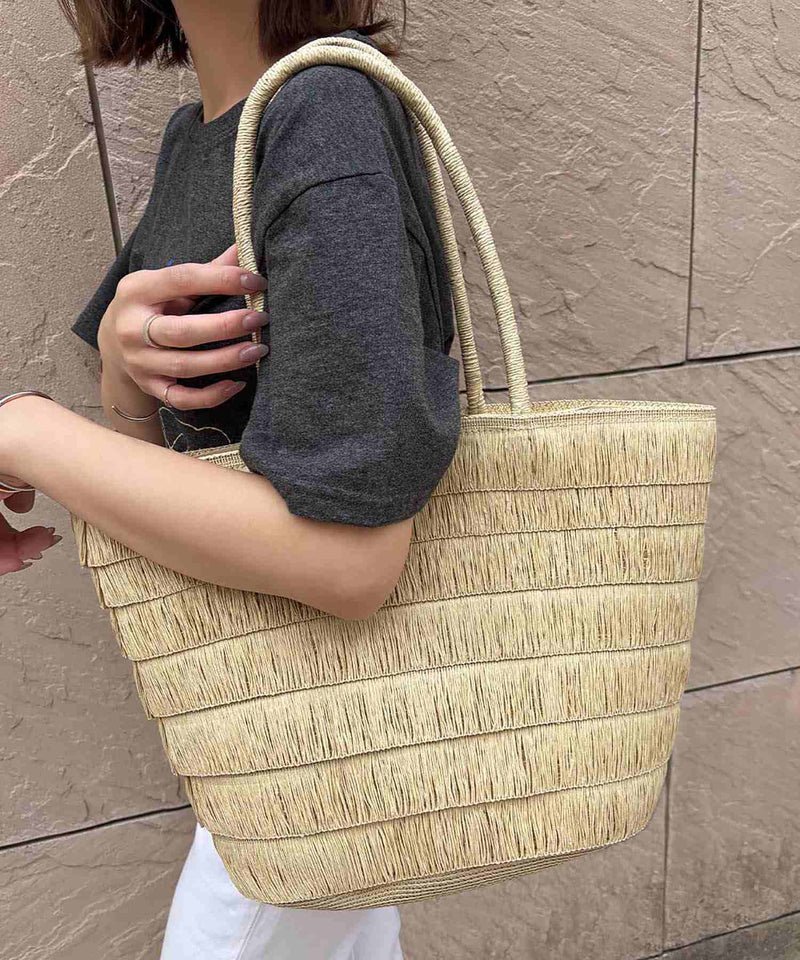 Grand sac cabas en paille à franges style couffin, l'accessoire bohème-chic incontournable pour cet été