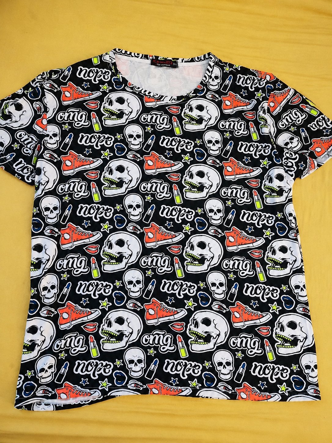 🔥 T-shirt importé d'Italie 🇮🇹 ✅ État impeccable, porté une seule fois ✅ Tissu léger et confortable ✅ Design original tendance (skulls, sneakers, style streetwear)