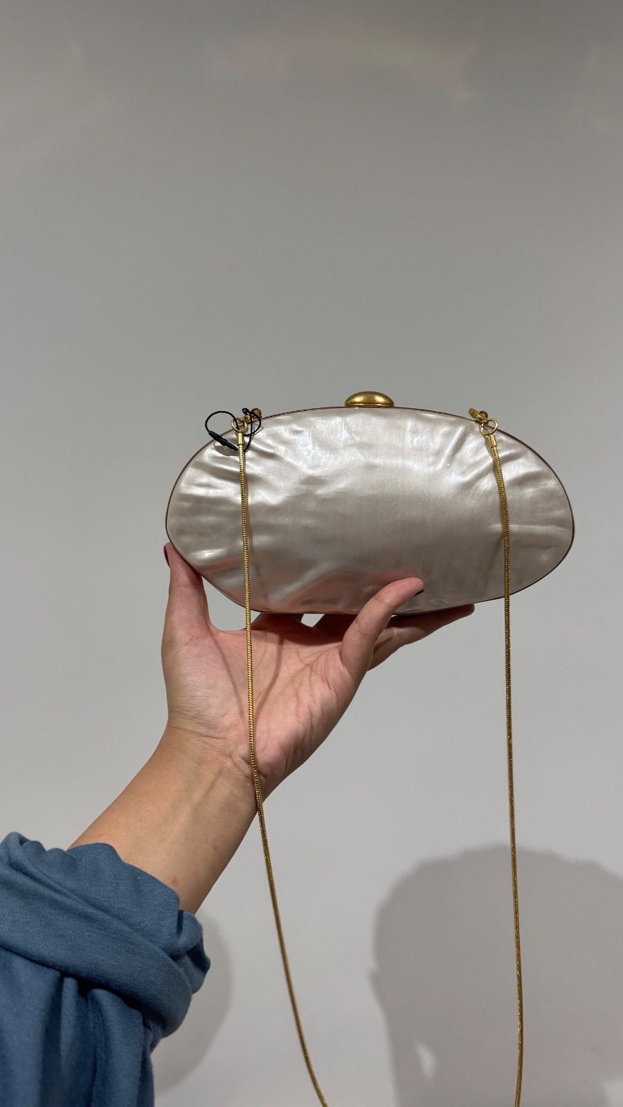 Pochette zara couleur nacré avec detail en dore 