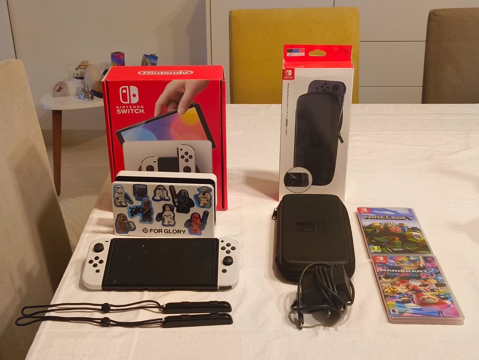 Nintendo Switch OLED Blanche + 2 Jeux (Mario Kart 8 & Minecraft) + Pochette