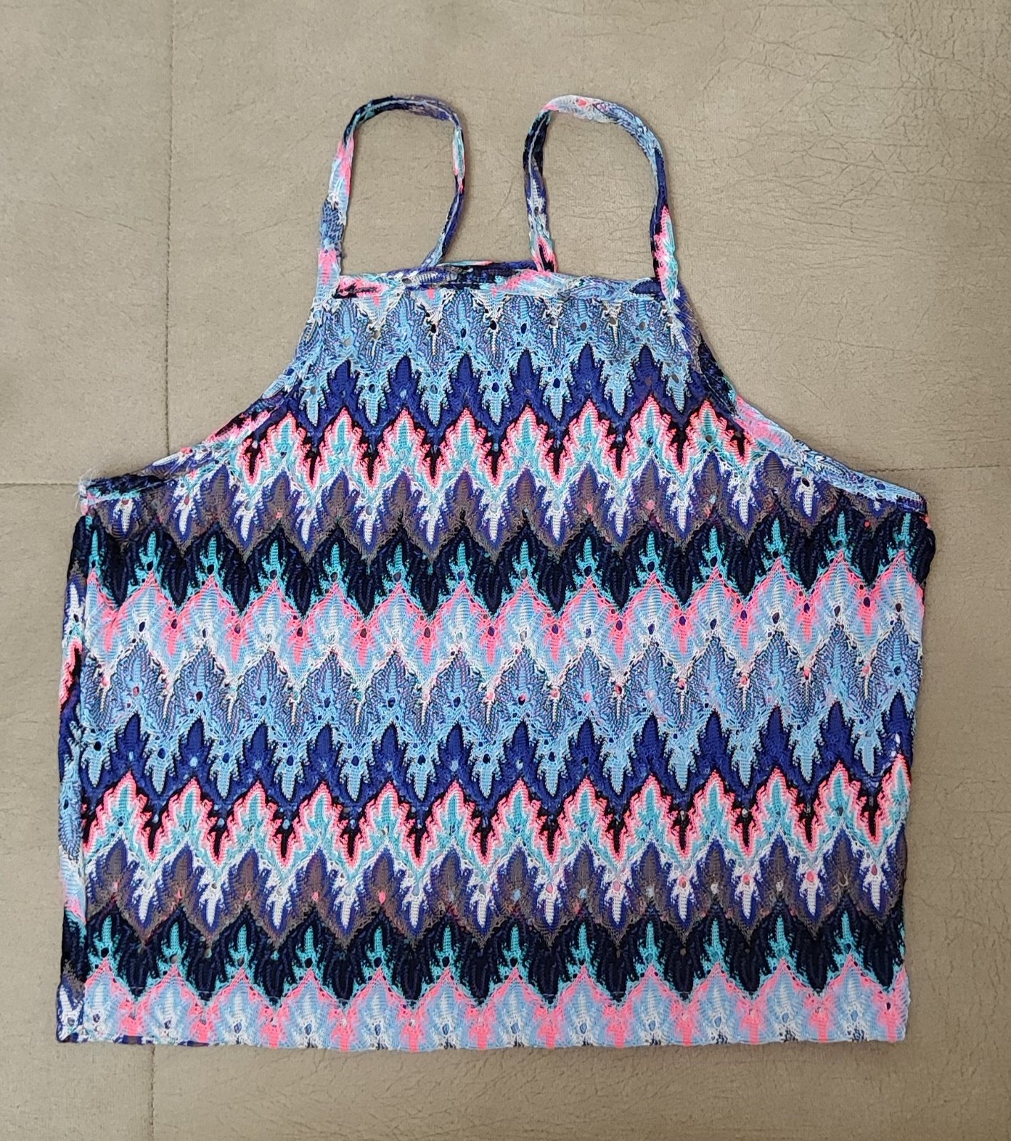 Top femme travaillé – motif tissé multicolore