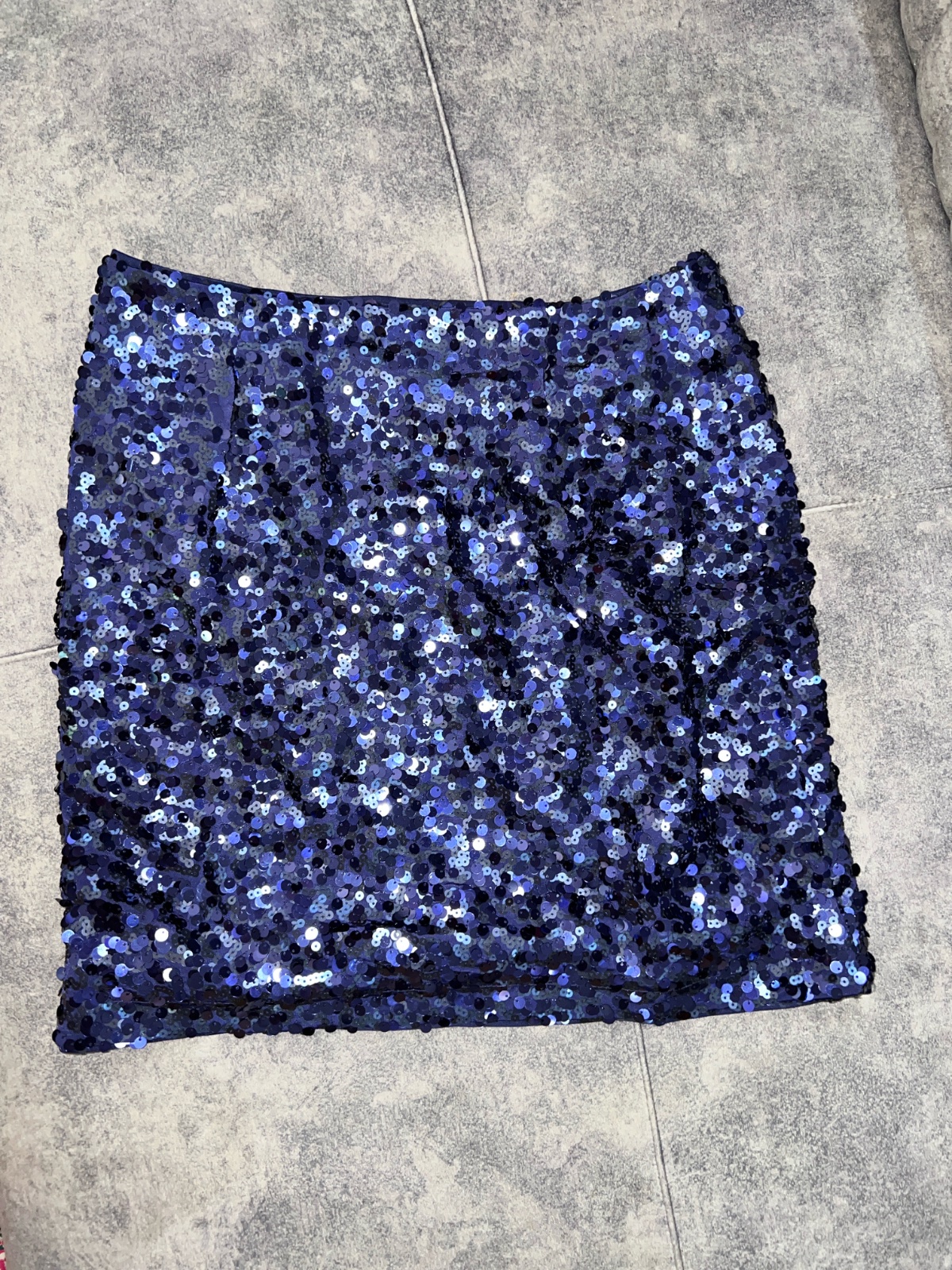 Jupe courte bleu marine est entièrement recouverte de sequins scintillants