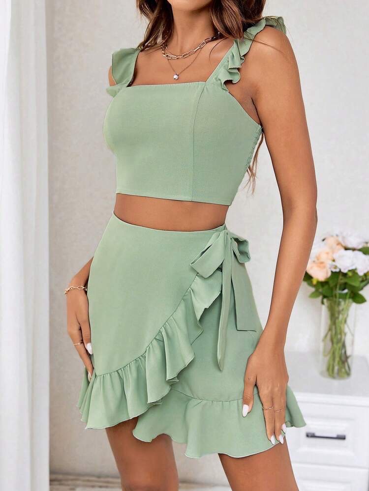 Ensemble vert de la marque SHEIN se compose d'un haut court à bretelles à volants et d'une jupe portefeuille assortie