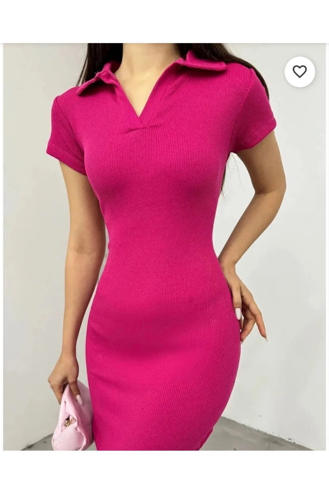Robe fuchsia de la marque Refresh présente un col polo et une matière côtelée.