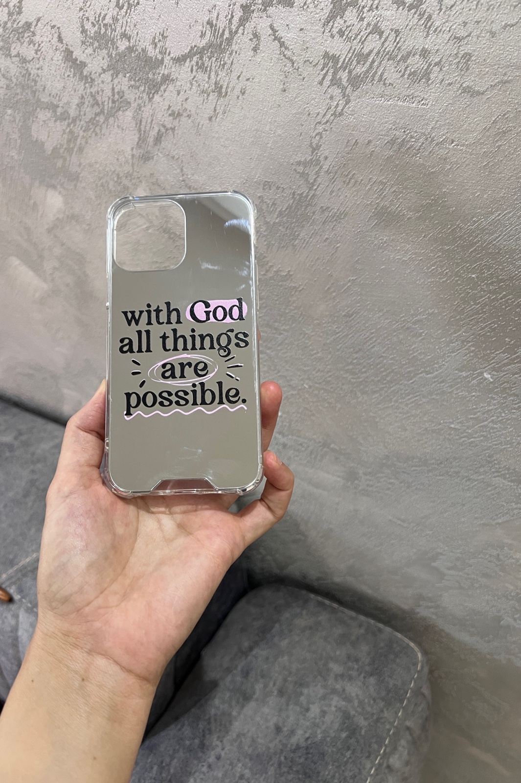Une coque de téléphone transparente à effet miroir ( 13 pro max) 