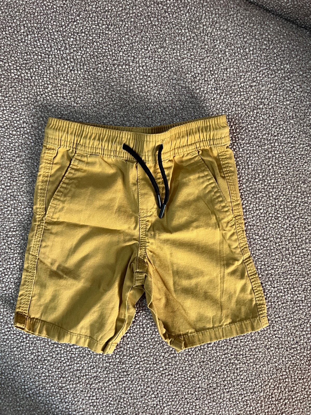 Short pour enfant Primark de couleur jaune moutarde 