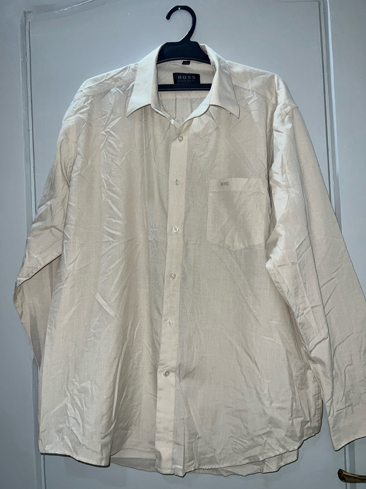 Chemise beige à manches longues est une pièce de la marque BOSS par Hugo Boss