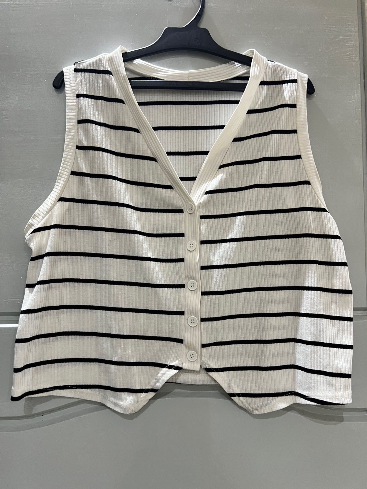 Pull sans manches Shein présente un motif à rayures noires et blanches