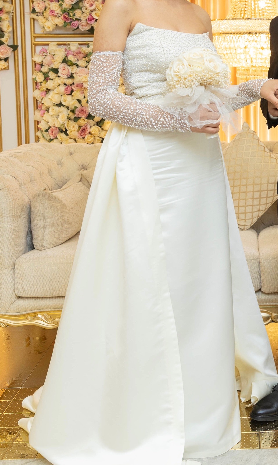 Robe de fiançaille satinée avec manchette en perle