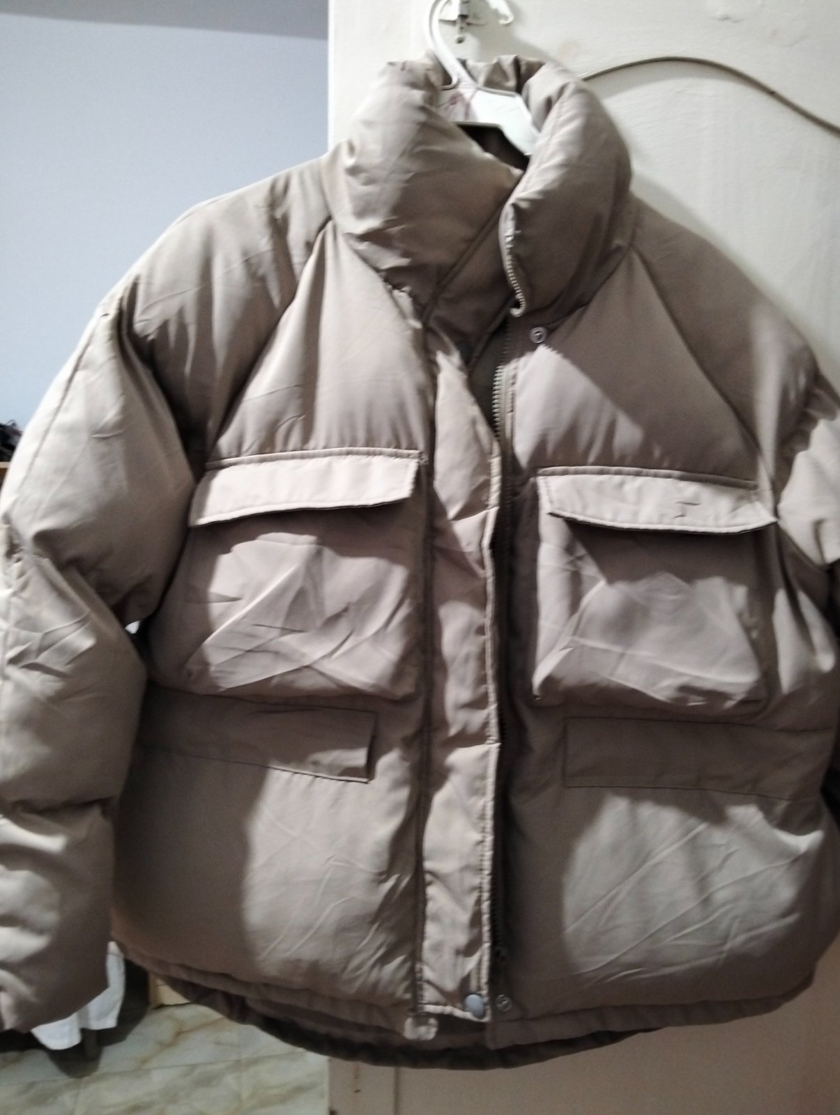 Une doudoune puffer courte 