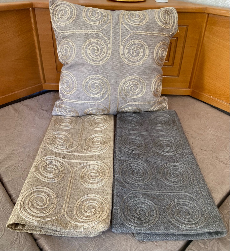3 coussins decoratifs brodé (45cm/45cm)