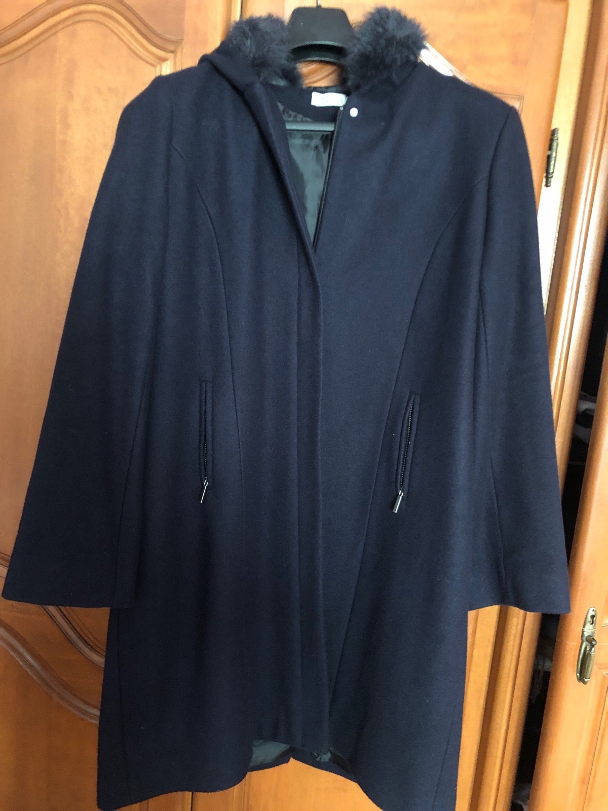 Joli manteau Mabrouk bleu marine en tres bon etat