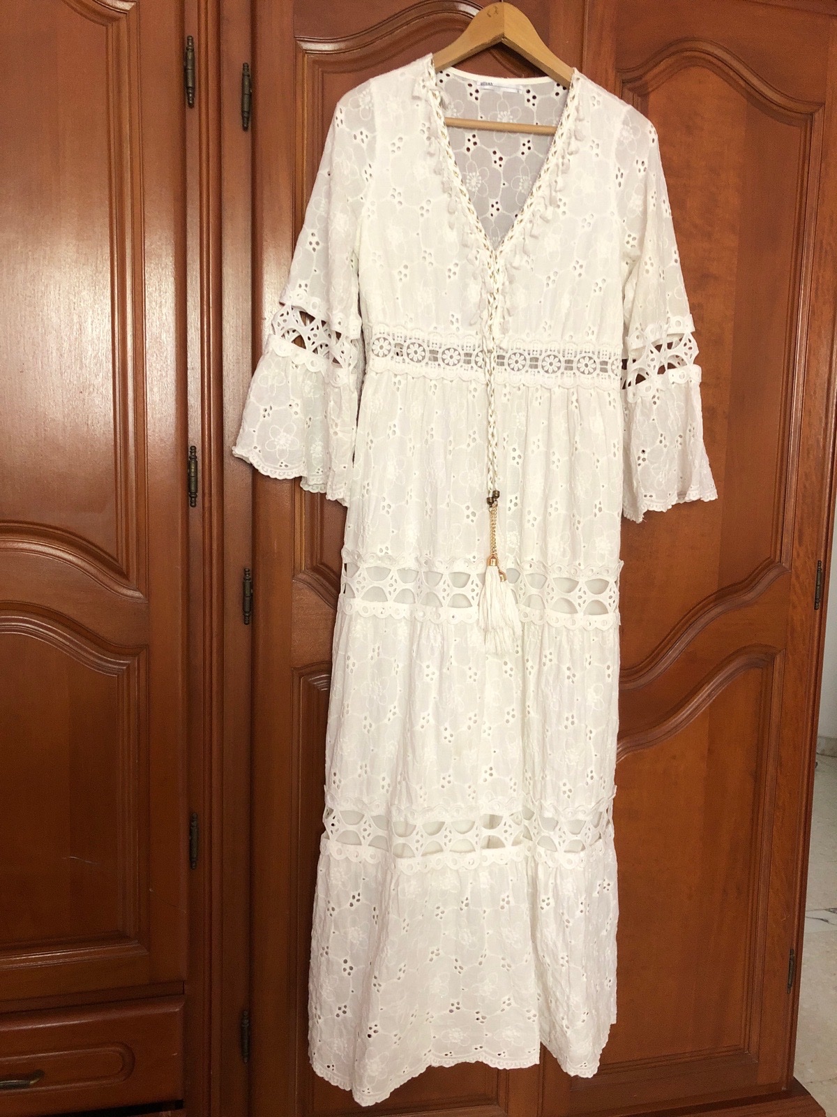 Belle robe brode'e en tres bon  etat marque HURMA