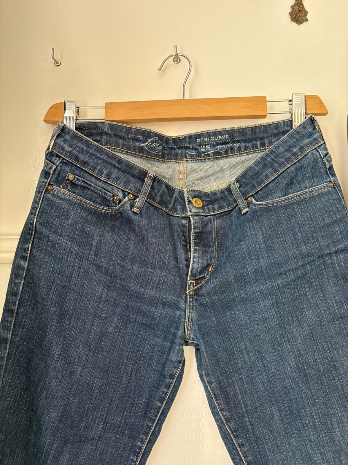 Jean levis demi curve 