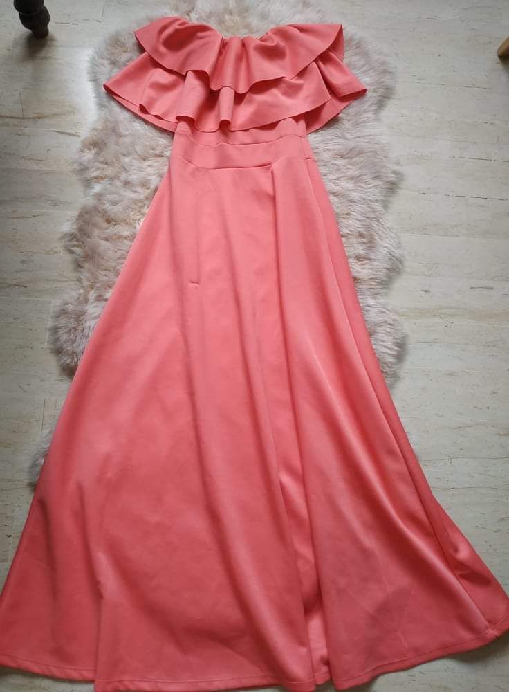 Robe longue avec volant à épaules dénudées