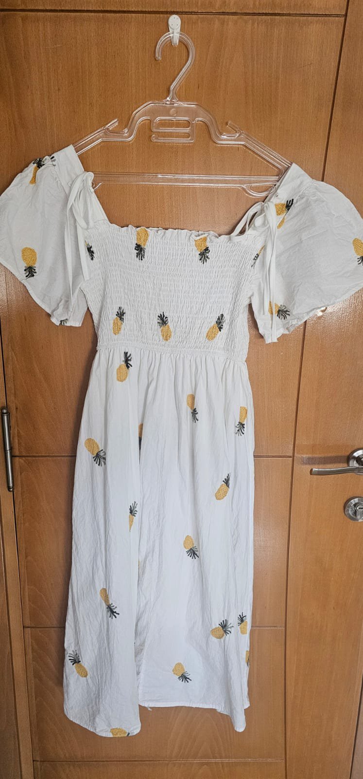  Robe blanche avec des motifs 