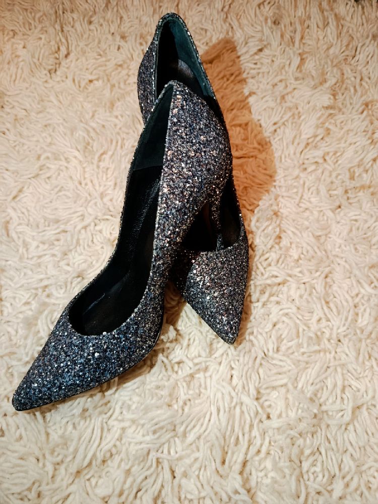 Escarpins a paillettes noires et talon métallique 