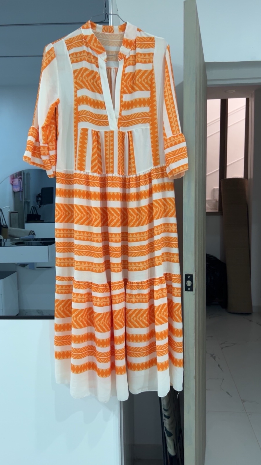 Robe orange avec du blanc