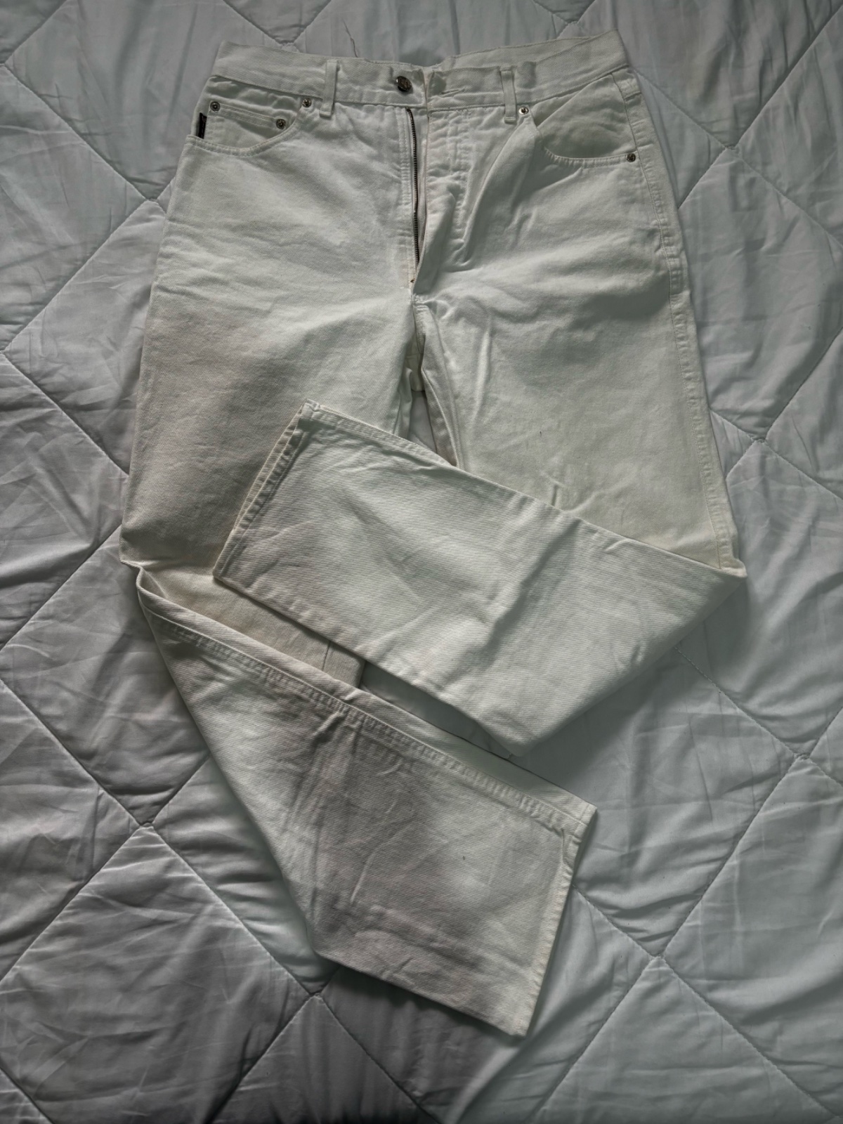 Un pantalon large taille-haute