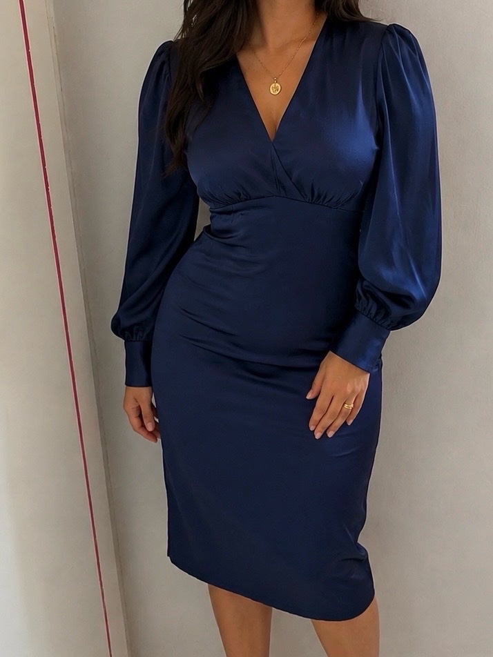 Robe satinée bleu marine élégante 