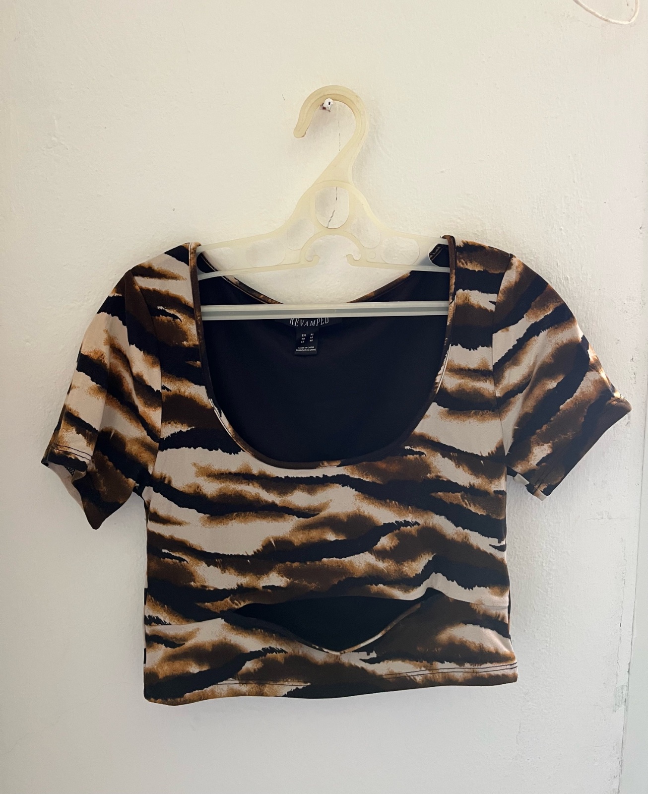 Crop Top Imprimé Tigre Cut-Out Revamped – Taille M (Style Y2K / Streetwear) 🐅✨