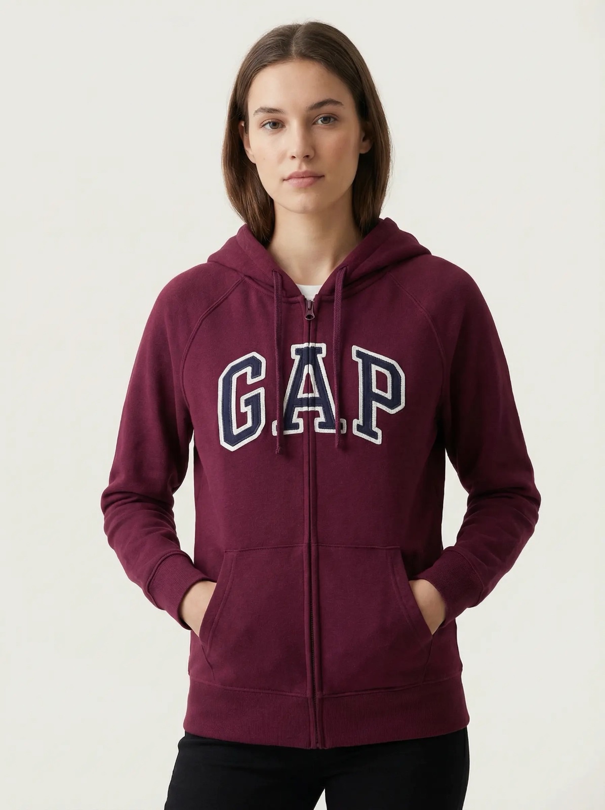 Sweat à capuche femme GAP  violet , zip frontal , taille S/P petite , idéal pour sorties , cours ou détente , photo prise avant préparation de vente 