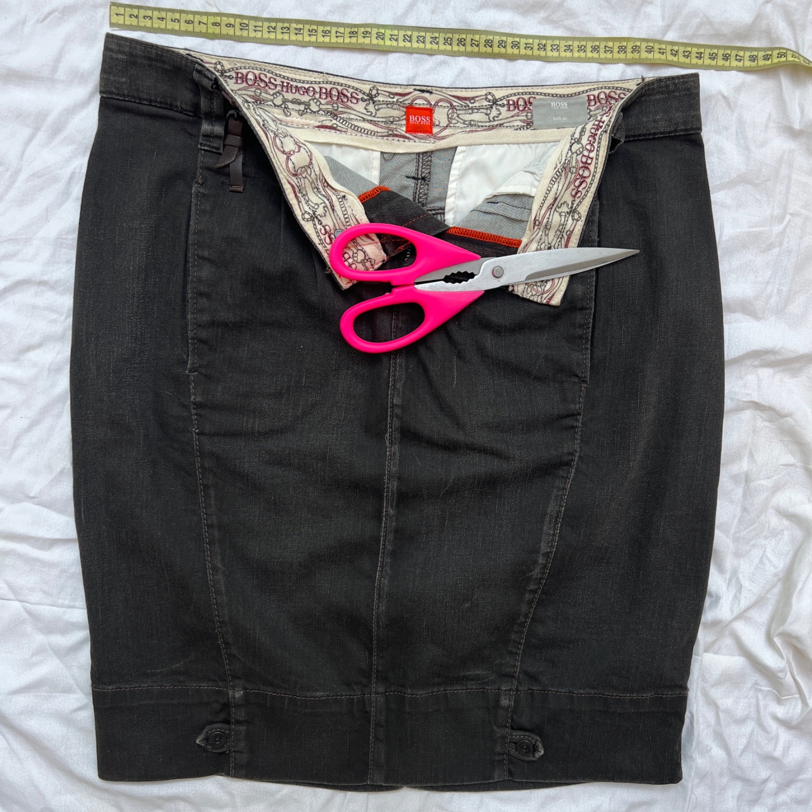 Jupe Hugo Boss Landra mini en jean Noire - jupe XL -taille 42 - longeur 55cm 