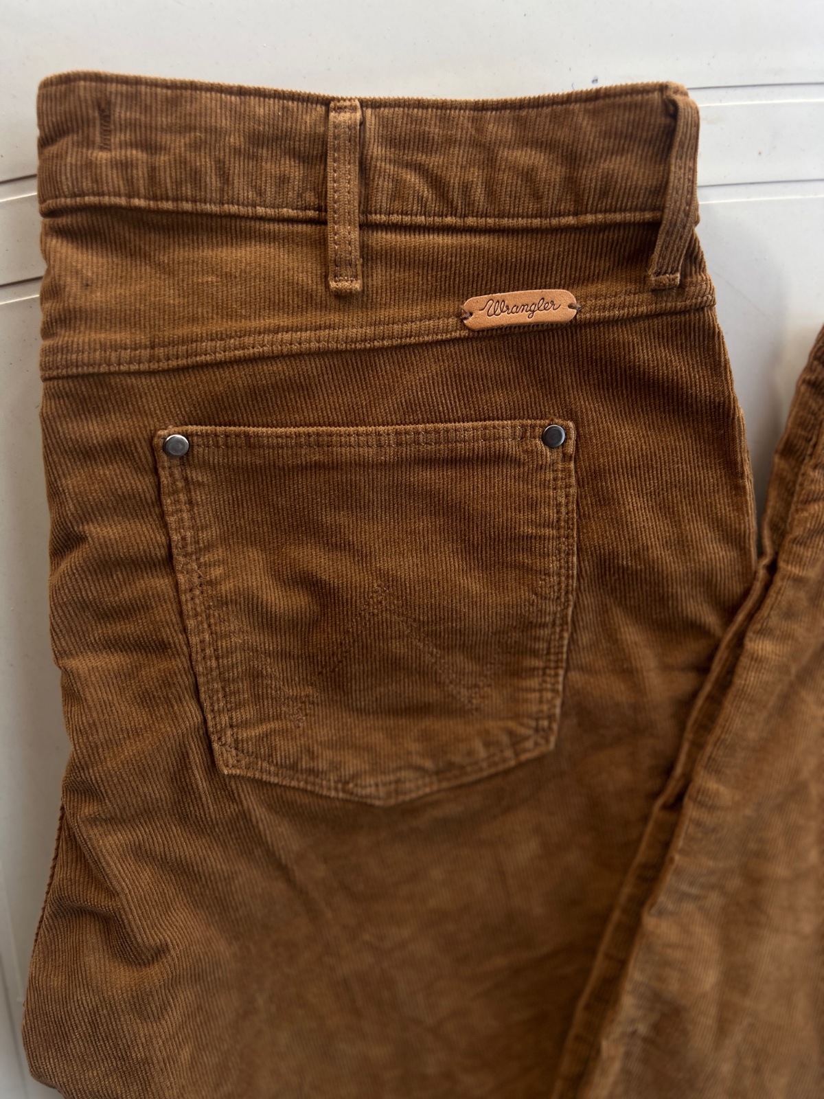 Pantalon Wrangler coduroy marron , Modèle MOLLY , coupe droite , coton élastique , poches rivetées taille 40 / 42 - W31/L32
