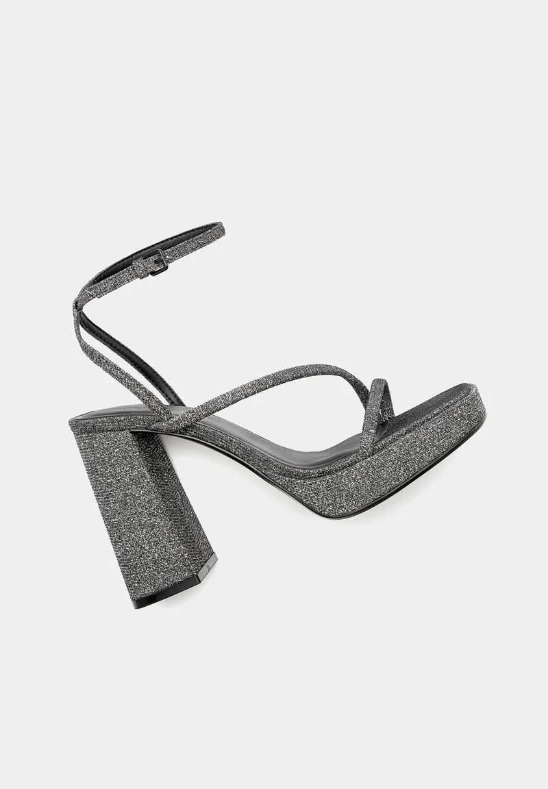 Des sandales à talons pull&bear 