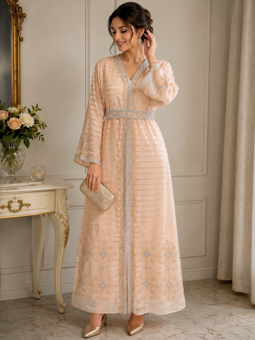 Caftan traditionnel beige bordé