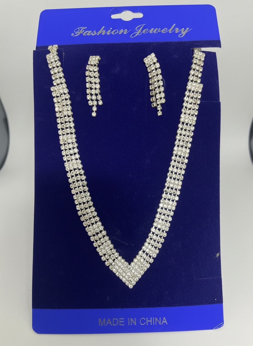 Très belle parure de bijoux comprenant un collier orné de franges en cascade et une paire de boucles d'oreilles pendantes assorties.