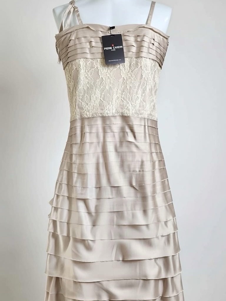 Taille S/M Neuve - jamais portée Achetée à Dubaï Soft champagne tone, romantic lace, layered satin. For the girl who loves quiet luxury. 't