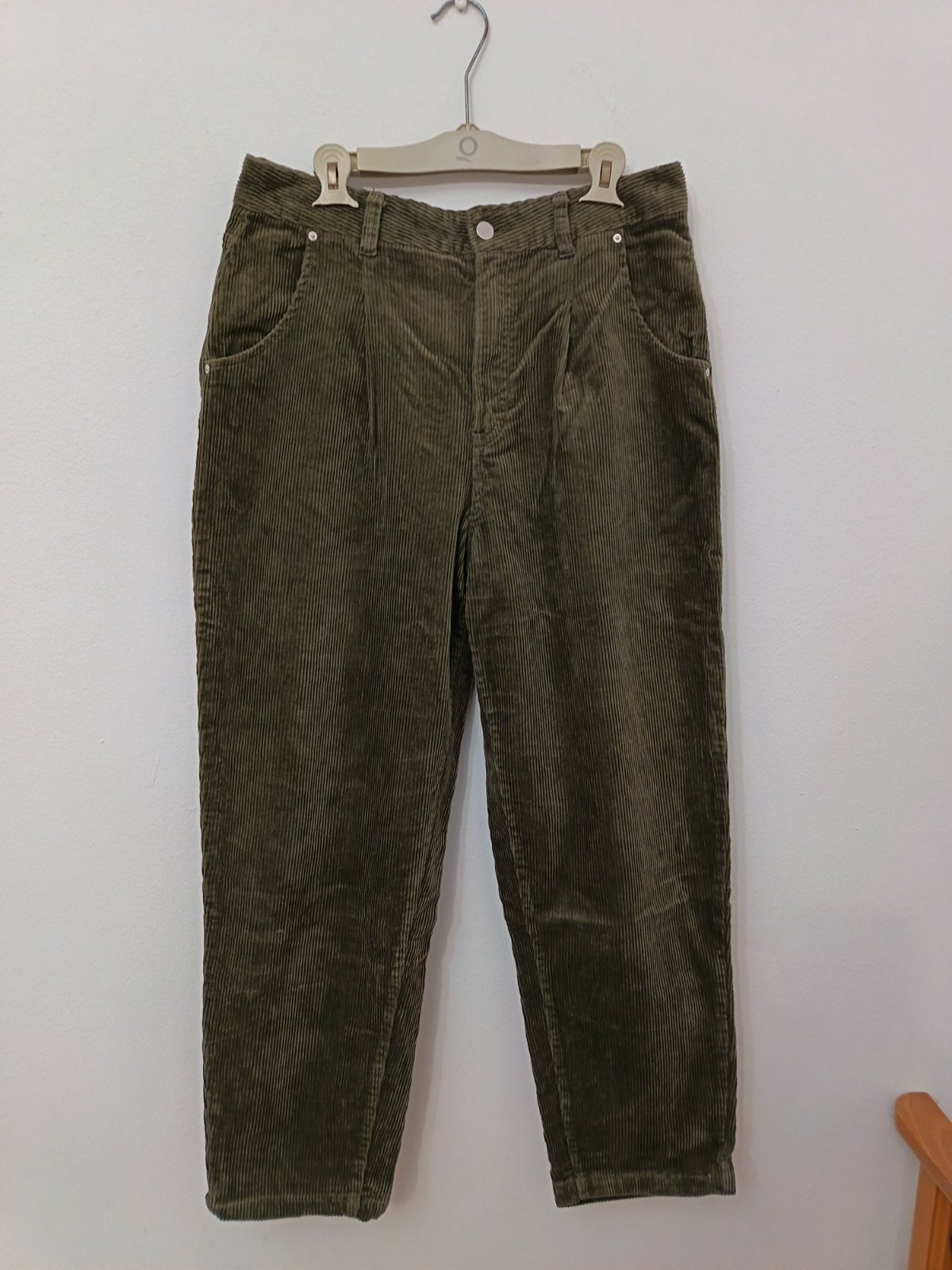 Pantalon Vintage en Velours Côtelé Vert Kaki Marque Mango