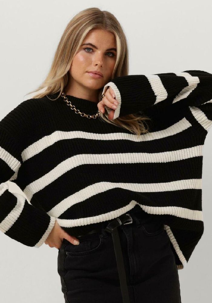 Pull à rayures Blanc et noir trop stylé