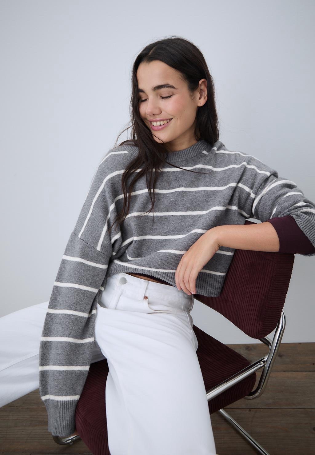 Pull gris raillée