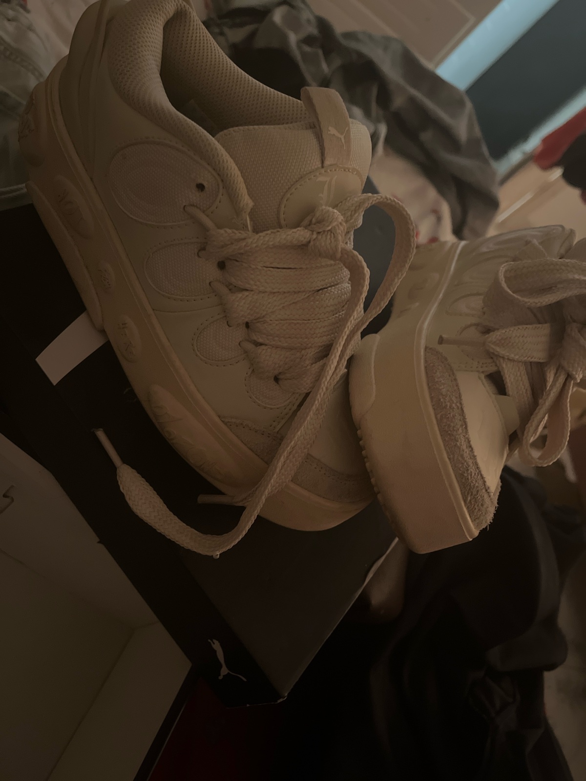 Baskets Puma beiges et marron pour garçons et filles.