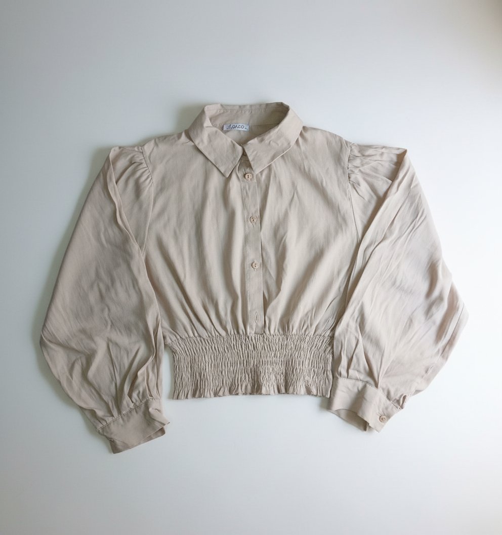 Chemise avec des manches longues bouffantes, élastiqué a la taille