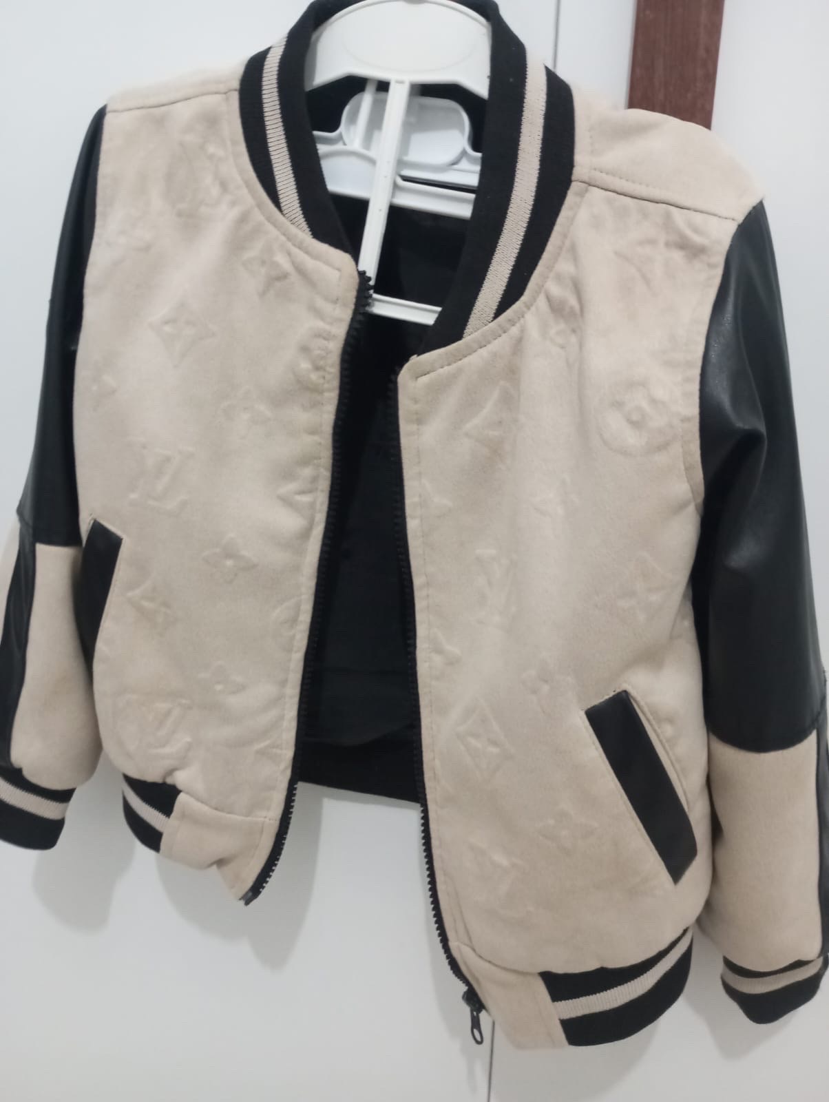 Veste avec les manches en cuir et le reste en daim.