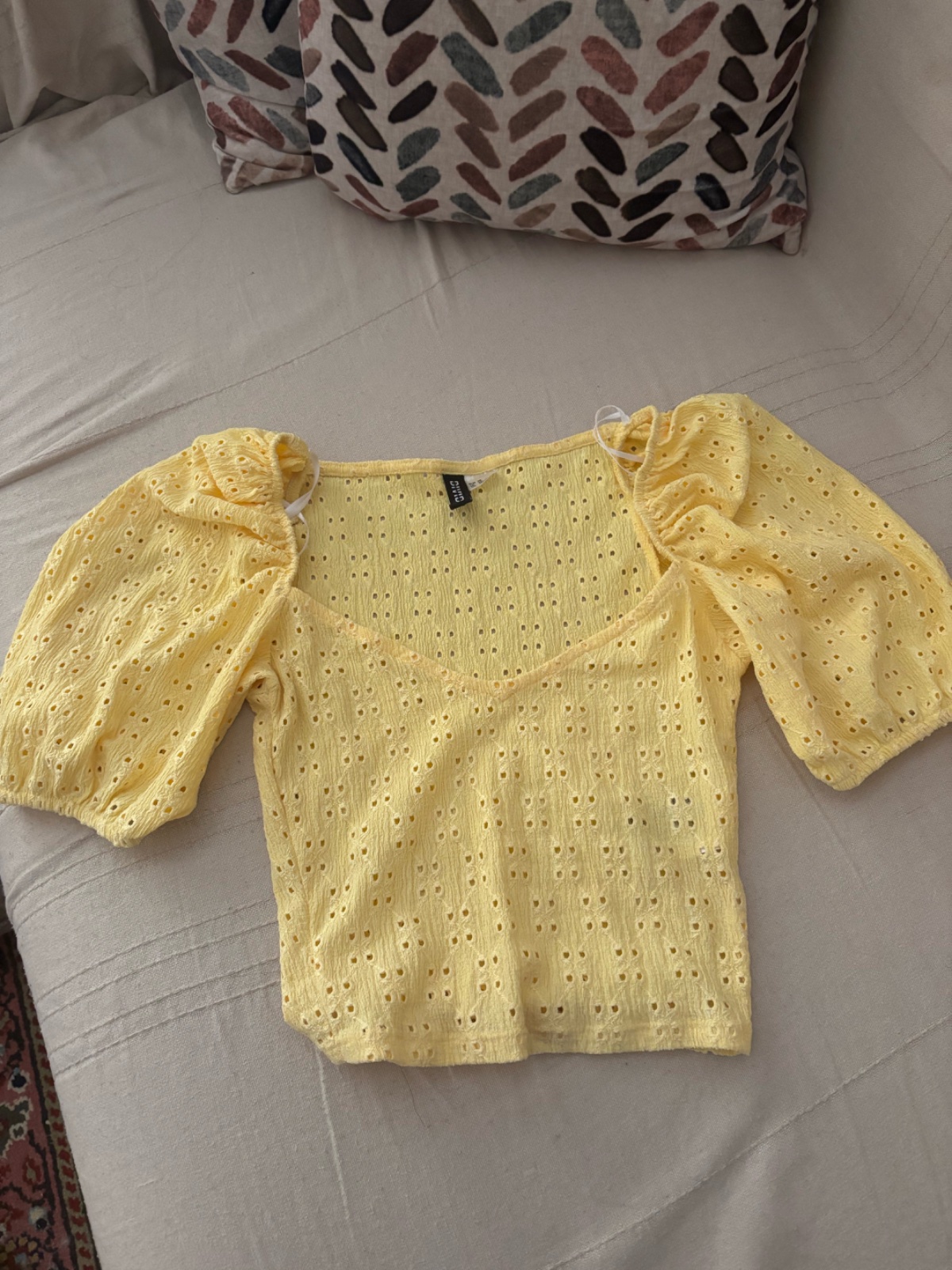 Un haut jaune