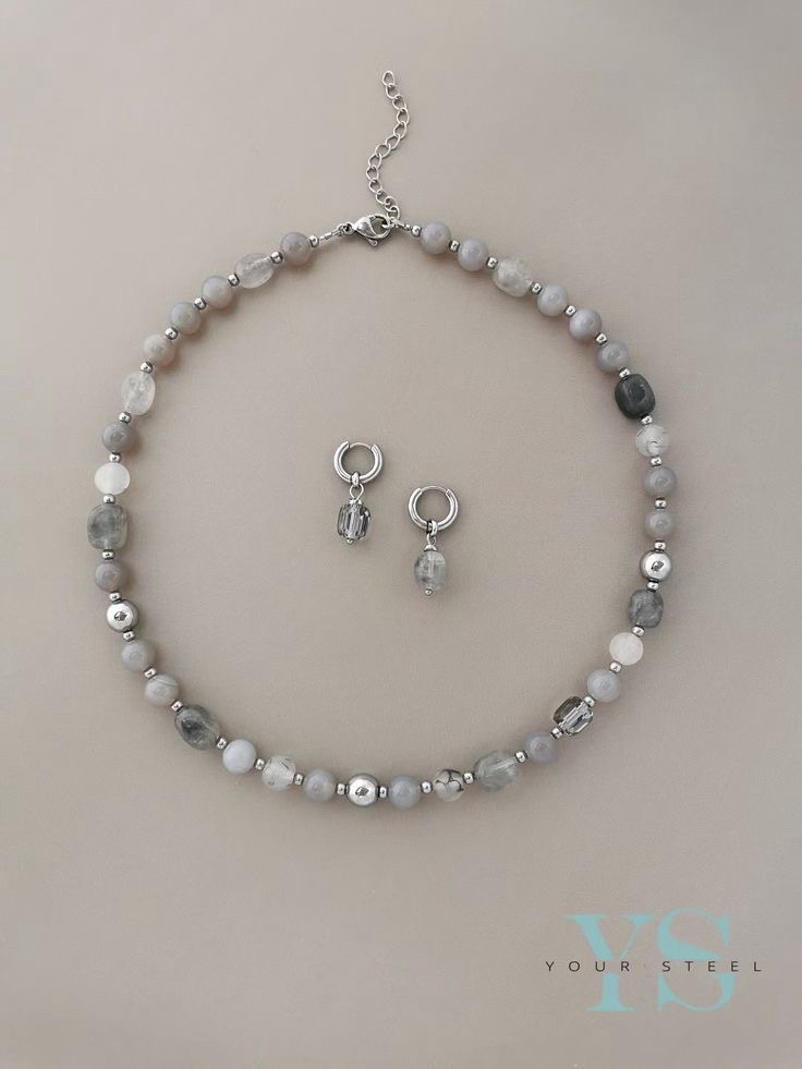 Collier et boucles