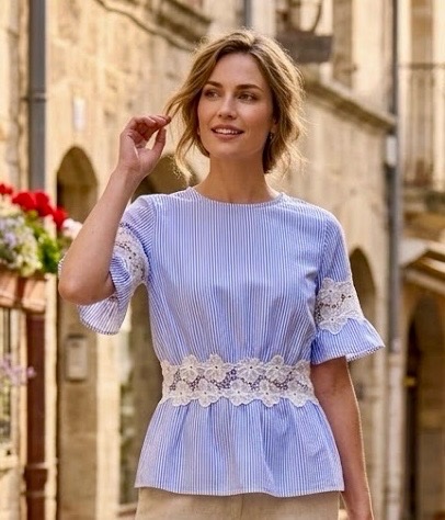 Blouse rayée bleu ciel avec dentelle,taille standard