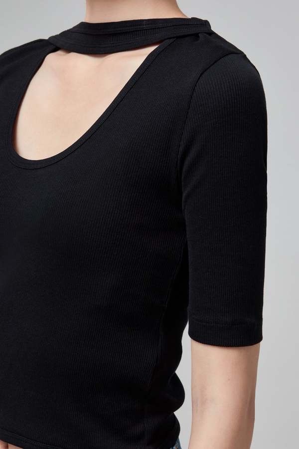 Top noir Bershka avec ouverture