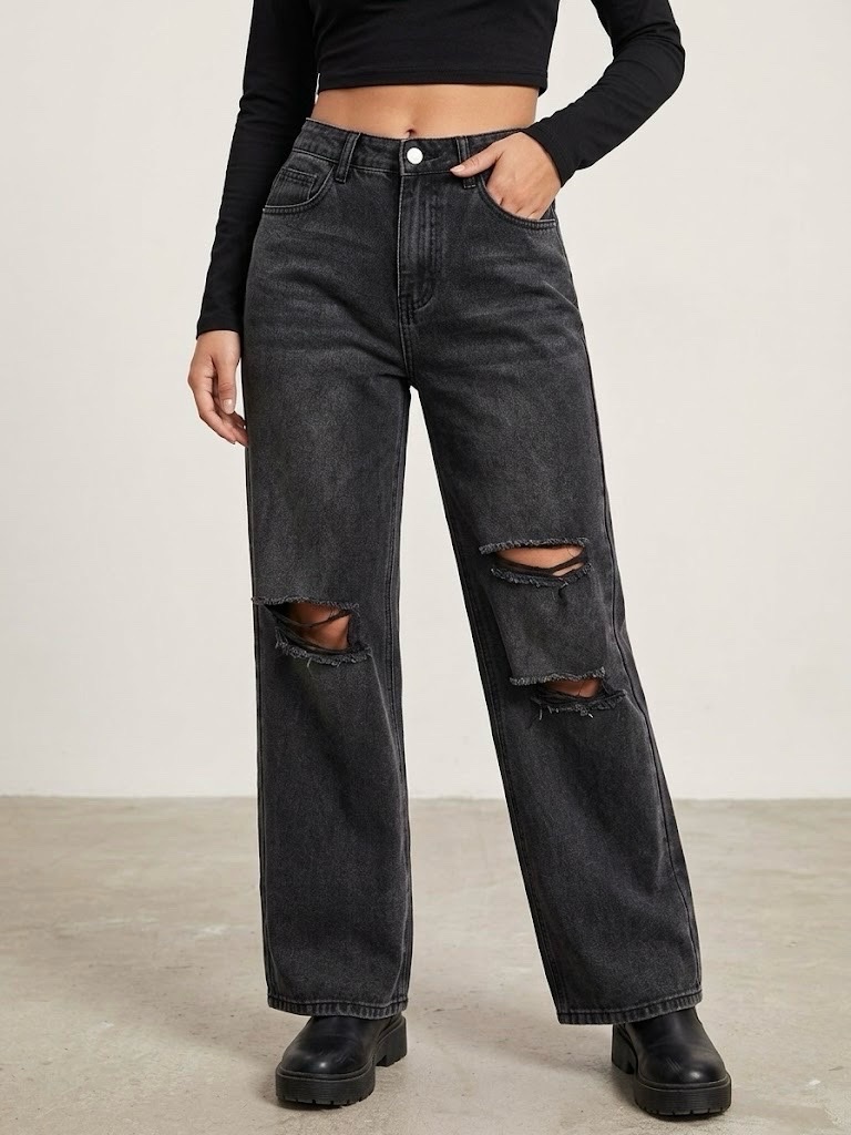 Des jeans noirs larges à taille haute avec des déchirures 