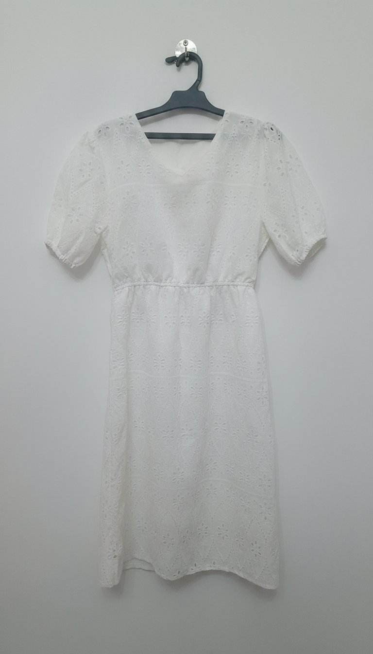 Robe blanche en broderie anglaise